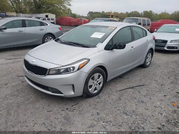 3KPFK4A79JE221130 2018 KIA FORTE - Image 2