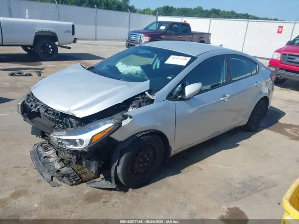 3KPFK4A79JE225081 2018 KIA FORTE - Image 2