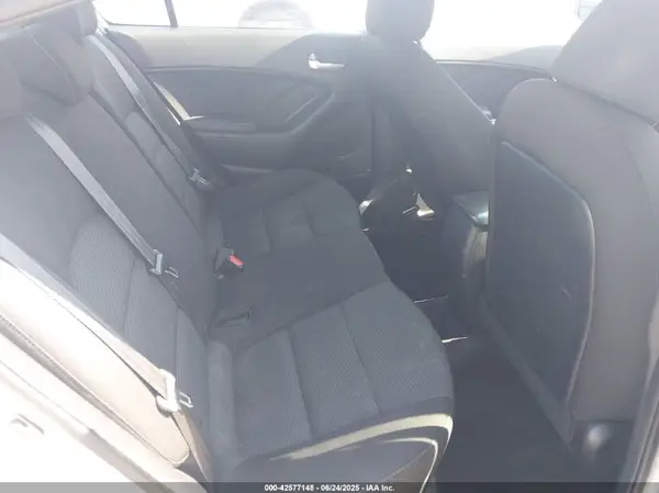 3KPFK4A79JE225081 2018 KIA FORTE - Image 8
