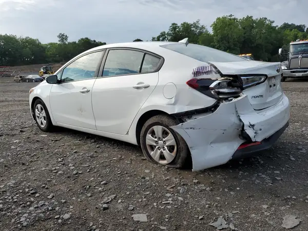 3KPFK4A79JE229423 2018 KIA FORTE - Image 2