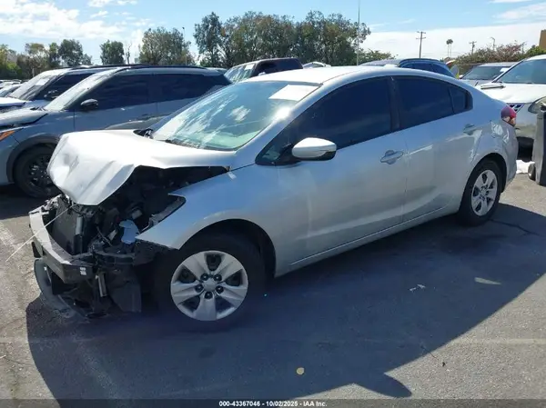 3KPFK4A79JE232208 2018 KIA FORTE - Image 2