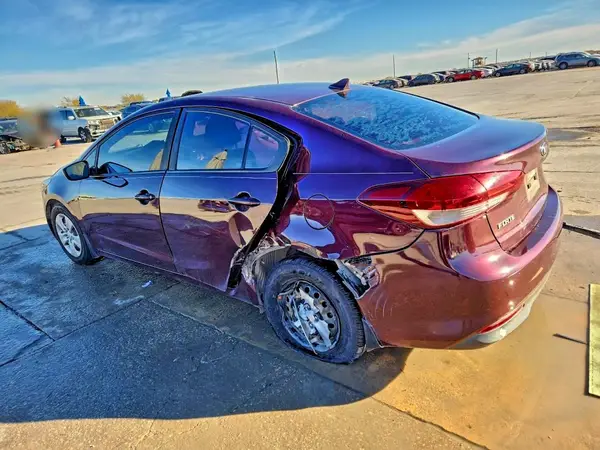 3KPFK4A79JE232483 2018 KIA FORTE - Image 2