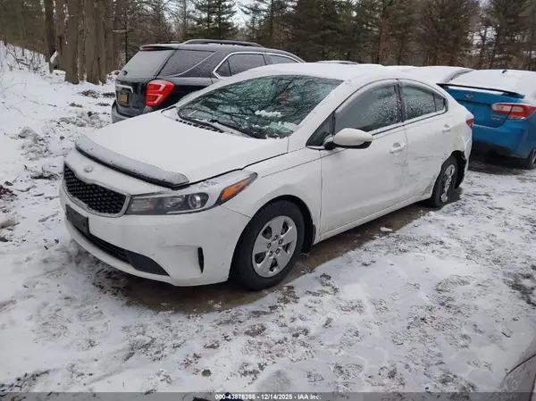 3KPFK4A79JE234556 2018 KIA FORTE - Image 2