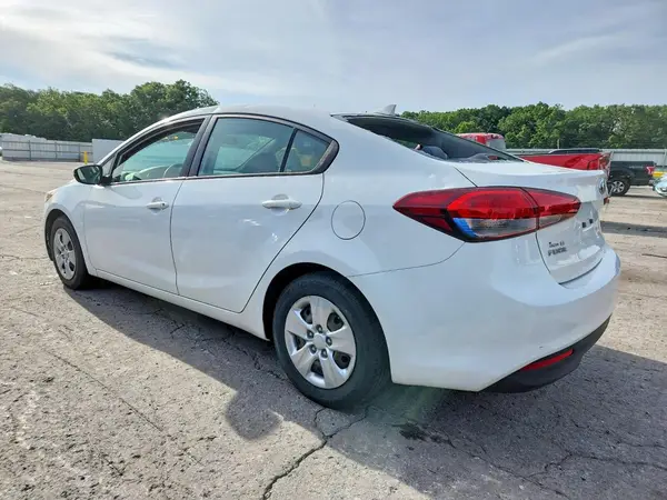 3KPFK4A79JE235657 2018 KIA FORTE - Image 2