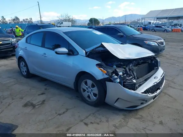 3KPFK4A79JE239742 2018 KIA FORTE - Image 1