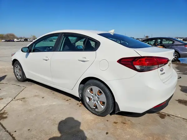 3KPFK4A79JE242446 2018 KIA FORTE - Image 2