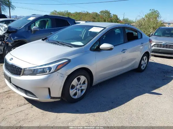 3KPFK4A79JE249302 2018 KIA FORTE - Image 2