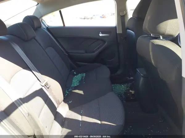 3KPFK4A79JE249302 2018 KIA FORTE - Image 8