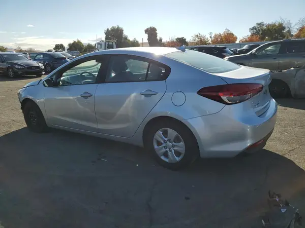 3KPFK4A79JE252541 2018 KIA FORTE - Image 2