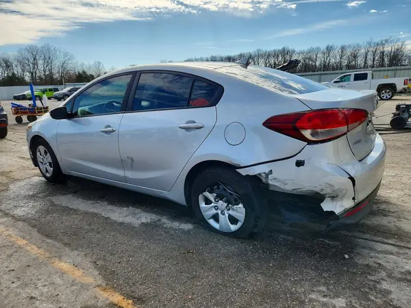 3KPFK4A79JE258209 2018 KIA FORTE - Image 2