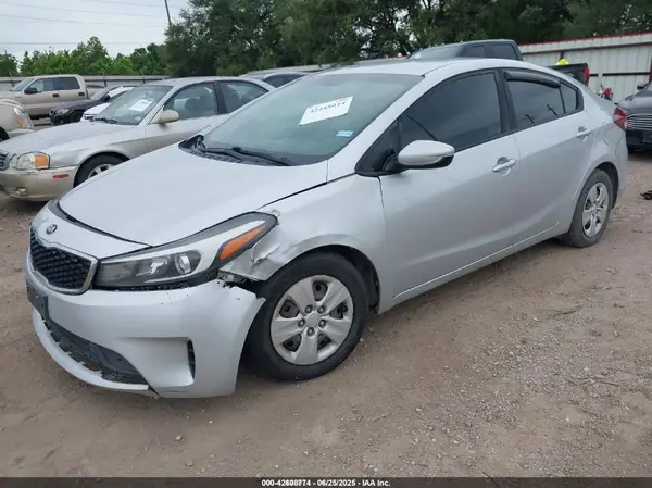 3KPFK4A79JE266231 2018 KIA FORTE - Image 2