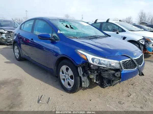3KPFK4A79JE275687 2018 KIA FORTE - Image 1