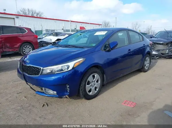 3KPFK4A79JE275687 2018 KIA FORTE - Image 2