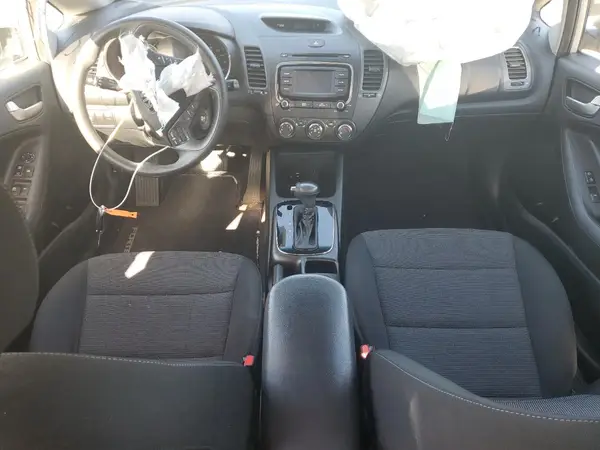 3KPFK4A79JE275723 2018 KIA FORTE - Image 8