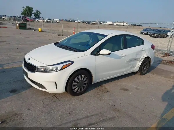 3KPFK4A79JE276001 2018 KIA FORTE - Image 2