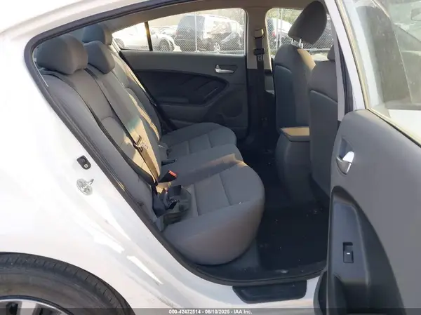 3KPFK4A79JE276001 2018 KIA FORTE - Image 8
