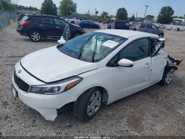 3KPFK4A79JE277326 2018 KIA FORTE - Image 2