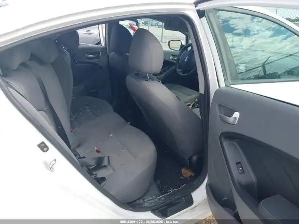 3KPFK4A79JE277326 2018 KIA FORTE - Image 8