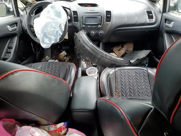 3KPFK4A79JE280615 2018 KIA FORTE - Image 8