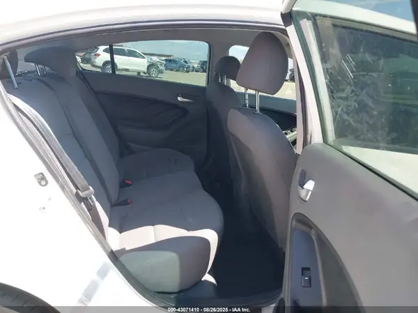3KPFK4A79JE281814 2018 KIA FORTE - Image 8