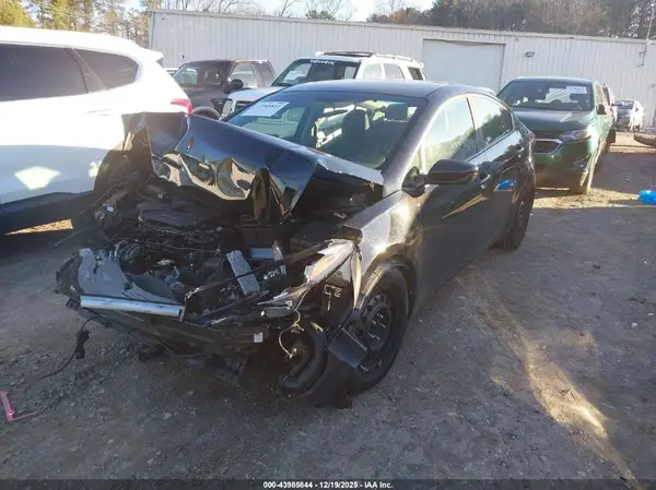 3KPFK4A79JE283529 2018 KIA FORTE - Image 2