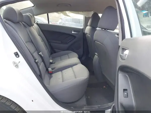 3KPFK4A7XHE015468 2017 KIA FORTE - Image 8