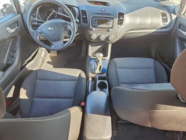 3KPFK4A7XHE030830 2017 KIA FORTE - Image 8