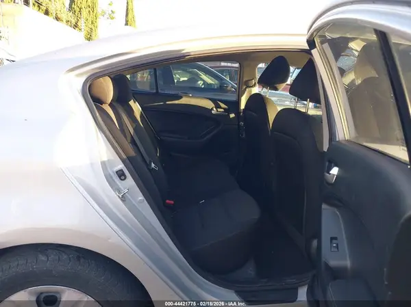 3KPFK4A7XHE031492 2017 KIA FORTE - Image 8