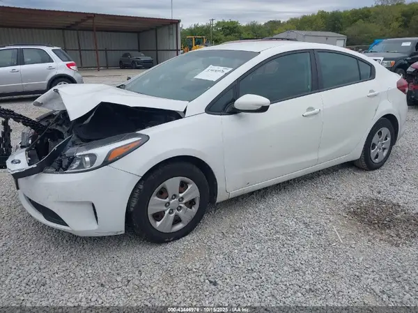 3KPFK4A7XHE032254 2017 KIA FORTE - Image 2