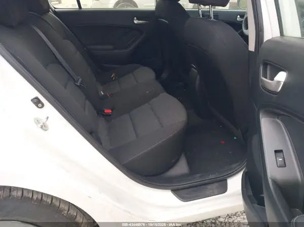 3KPFK4A7XHE032254 2017 KIA FORTE - Image 8
