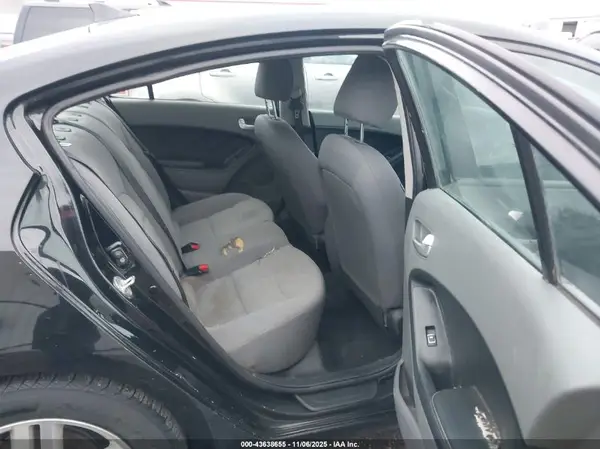 3KPFK4A7XHE033081 2017 KIA FORTE - Image 8
