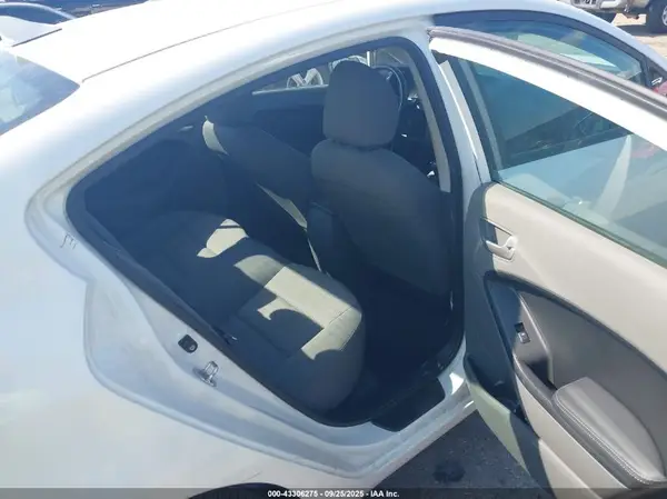 3KPFK4A7XHE035803 2017 KIA FORTE - Image 8