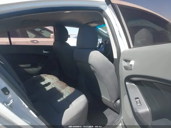 3KPFK4A7XHE037826 2017 KIA FORTE - Image 8