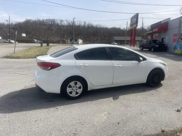3KPFK4A7XHE039060 2017 KIA FORTE - Image 2