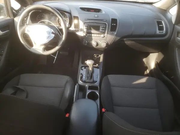 3KPFK4A7XHE042525 2017 KIA FORTE - Image 8