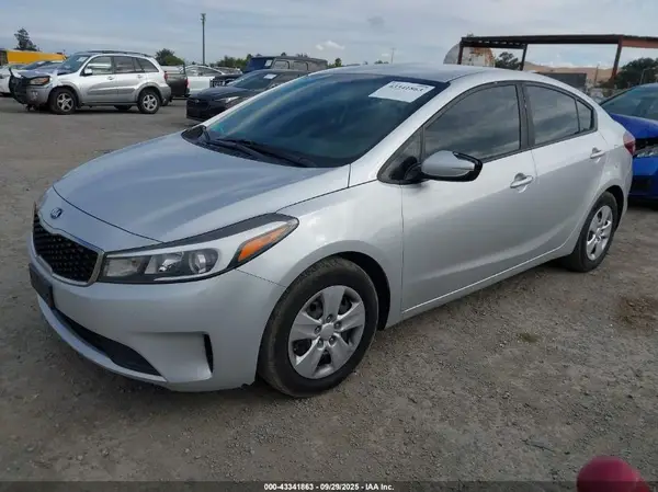 3KPFK4A7XHE049863 2017 KIA FORTE - Image 2