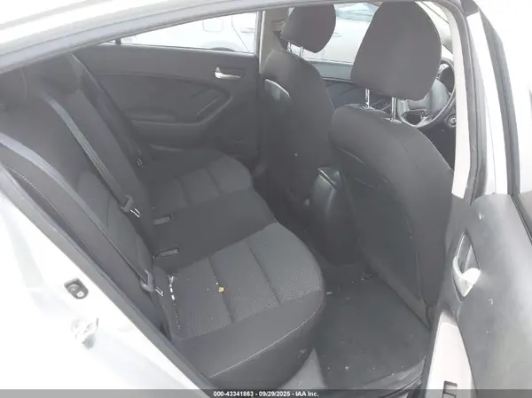 3KPFK4A7XHE049863 2017 KIA FORTE - Image 8