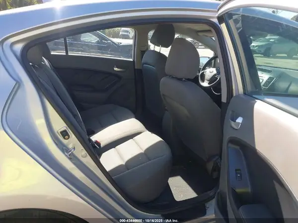 3KPFK4A7XHE051547 2017 KIA FORTE - Image 8