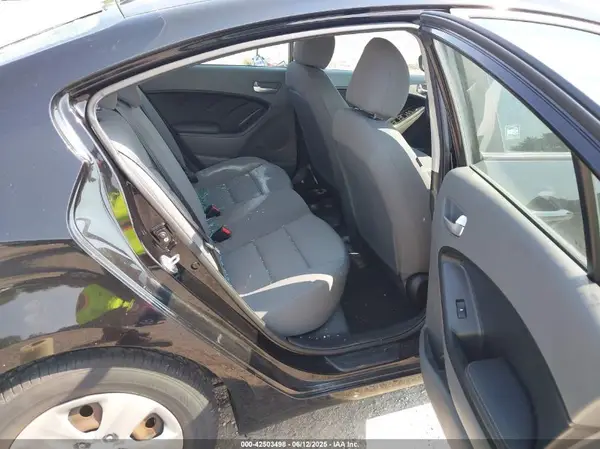3KPFK4A7XHE057364 2017 KIA FORTE - Image 8