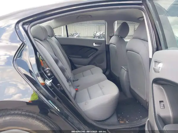 3KPFK4A7XHE064699 2017 KIA FORTE - Image 8