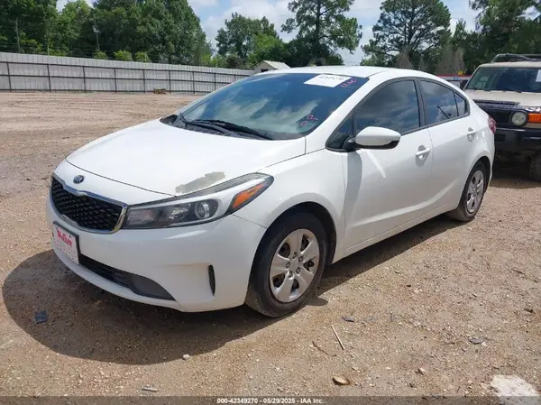3KPFK4A7XHE067411 2017 KIA FORTE - Image 2