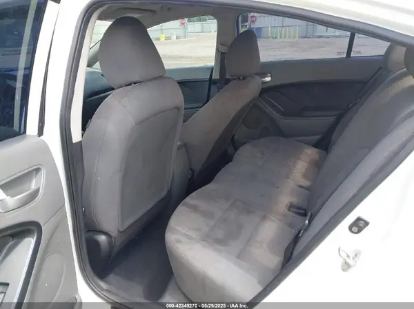 3KPFK4A7XHE067411 2017 KIA FORTE - Image 8