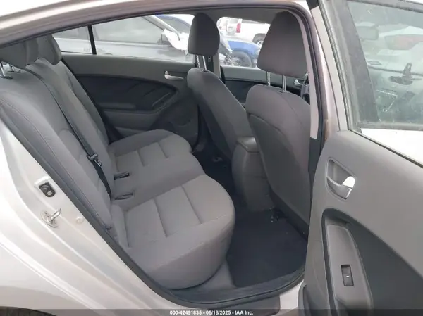 3KPFK4A7XHE068736 2017 KIA FORTE - Image 8