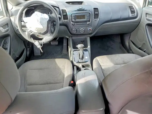 3KPFK4A7XHE075928 2017 KIA FORTE - Image 8