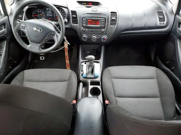 3KPFK4A7XHE075976 2017 KIA FORTE - Image 8