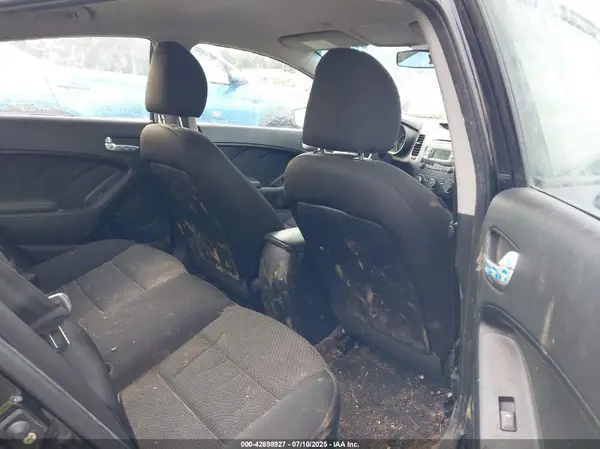 3KPFK4A7XHE077811 2017 KIA FORTE - Image 8