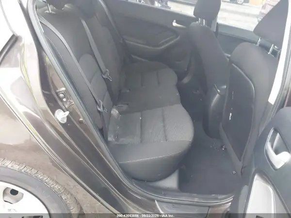 3KPFK4A7XHE077825 2017 KIA FORTE - Image 8