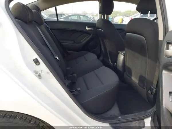3KPFK4A7XHE081289 2017 KIA FORTE - Image 8