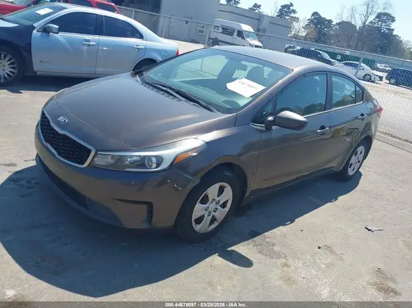 3KPFK4A7XHE081440 2017 KIA FORTE - Image 2