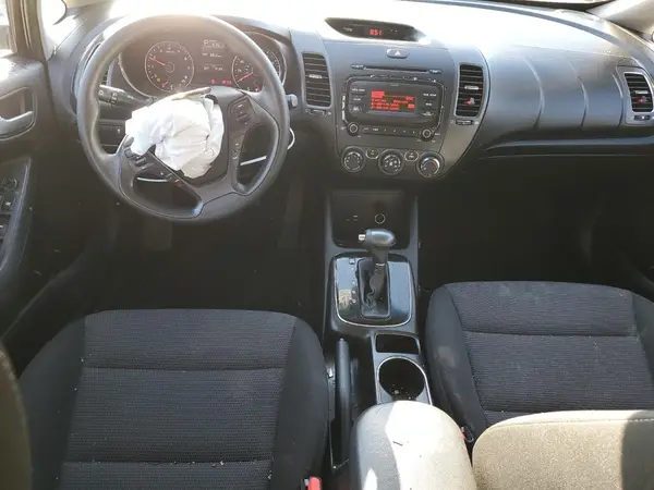 3KPFK4A7XHE082135 2017 KIA FORTE - Image 8